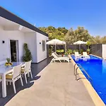 Yesilkoy 2 Bedroom 1672 Vila Kalkan